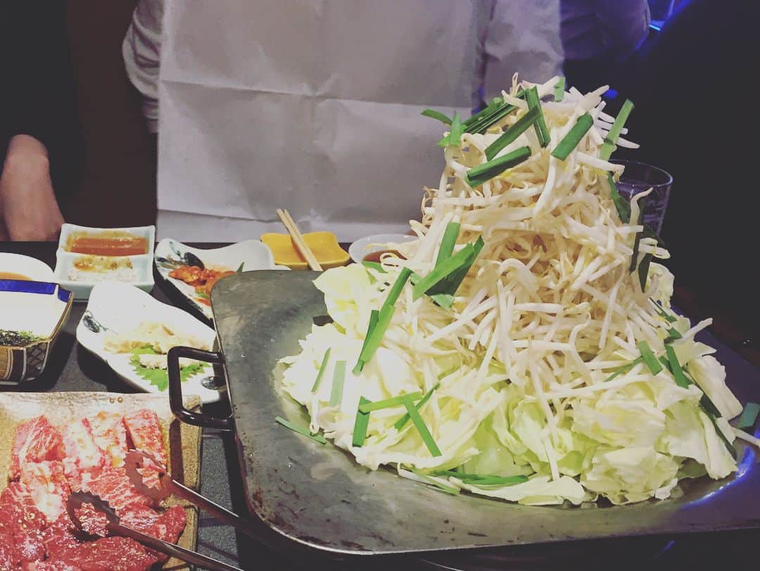 馬場園梓さんのインスタグラム写真 - (馬場園梓Instagram)「こんばんは〜！ 昨日は、 すゑひろがりずの三島ちゃんも誘って、 行きつけの焼肉屋さんへ♪  お肉はもちろんのこと、 塩ダレで絡めていただく鉄板鍋が激烈なうまさ！  オススメ！  最後は女将さんと  ルン♪ 「夕日鍋と焼肉のお店うえだ」  東京都墨田区両国2-18-2 さとうビル1階  やっぱり、 三島ちゃんのキメ顔が気になるなぁ、、、、 #yeah #happy #焼肉 #ホルモン #鉄板鍋 #スカイツリー鍋 #両国 #miho  #隅田美保 #すゑひろがりず #三島ちゃん #キメ顔 #コンサルタント顔 #球体 #ご機嫌 #ルン♪」12月19日 23時41分 - babazonoazusa