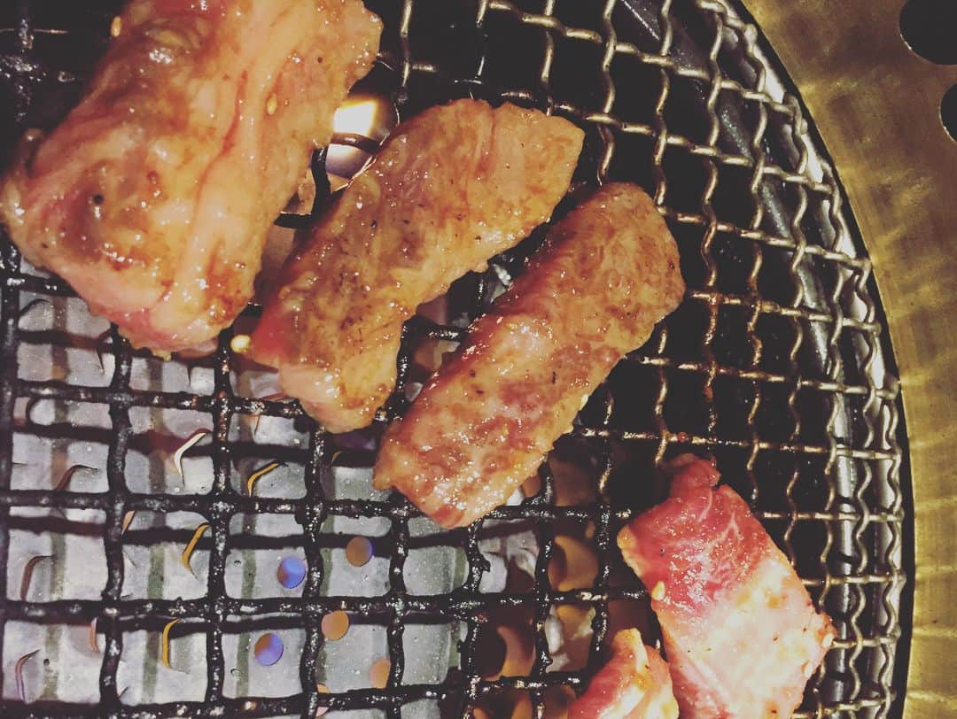 馬場園梓さんのインスタグラム写真 - (馬場園梓Instagram)「こんばんは〜！ 昨日は、 すゑひろがりずの三島ちゃんも誘って、 行きつけの焼肉屋さんへ♪  お肉はもちろんのこと、 塩ダレで絡めていただく鉄板鍋が激烈なうまさ！  オススメ！  最後は女将さんと  ルン♪ 「夕日鍋と焼肉のお店うえだ」  東京都墨田区両国2-18-2 さとうビル1階  やっぱり、 三島ちゃんのキメ顔が気になるなぁ、、、、 #yeah #happy #焼肉 #ホルモン #鉄板鍋 #スカイツリー鍋 #両国 #miho  #隅田美保 #すゑひろがりず #三島ちゃん #キメ顔 #コンサルタント顔 #球体 #ご機嫌 #ルン♪」12月19日 23時41分 - babazonoazusa