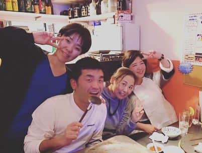 馬場園梓さんのインスタグラム写真 - (馬場園梓Instagram)「こんばんは〜！ 昨日は、 すゑひろがりずの三島ちゃんも誘って、 行きつけの焼肉屋さんへ♪  お肉はもちろんのこと、 塩ダレで絡めていただく鉄板鍋が激烈なうまさ！  オススメ！  最後は女将さんと  ルン♪ 「夕日鍋と焼肉のお店うえだ」  東京都墨田区両国2-18-2 さとうビル1階  やっぱり、 三島ちゃんのキメ顔が気になるなぁ、、、、 #yeah #happy #焼肉 #ホルモン #鉄板鍋 #スカイツリー鍋 #両国 #miho  #隅田美保 #すゑひろがりず #三島ちゃん #キメ顔 #コンサルタント顔 #球体 #ご機嫌 #ルン♪」12月19日 23時41分 - babazonoazusa