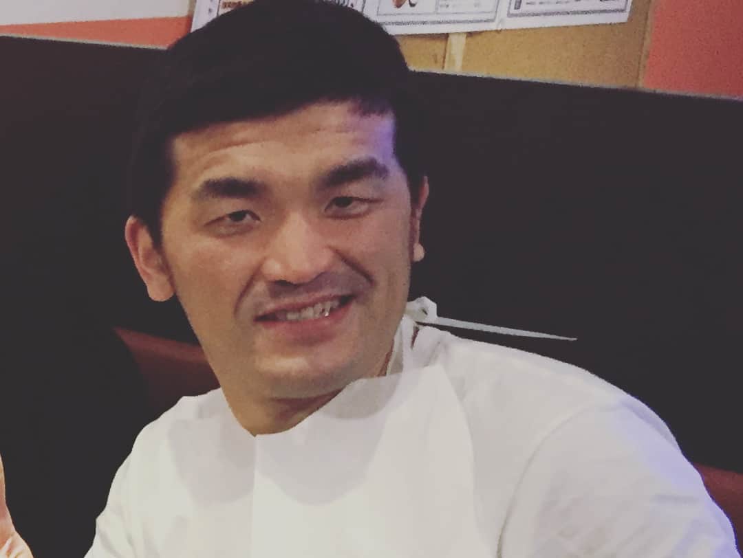 馬場園梓さんのインスタグラム写真 - (馬場園梓Instagram)「こんばんは〜！ 昨日は、 すゑひろがりずの三島ちゃんも誘って、 行きつけの焼肉屋さんへ♪  お肉はもちろんのこと、 塩ダレで絡めていただく鉄板鍋が激烈なうまさ！  オススメ！  最後は女将さんと  ルン♪ 「夕日鍋と焼肉のお店うえだ」  東京都墨田区両国2-18-2 さとうビル1階  やっぱり、 三島ちゃんのキメ顔が気になるなぁ、、、、 #yeah #happy #焼肉 #ホルモン #鉄板鍋 #スカイツリー鍋 #両国 #miho  #隅田美保 #すゑひろがりず #三島ちゃん #キメ顔 #コンサルタント顔 #球体 #ご機嫌 #ルン♪」12月19日 23時41分 - babazonoazusa