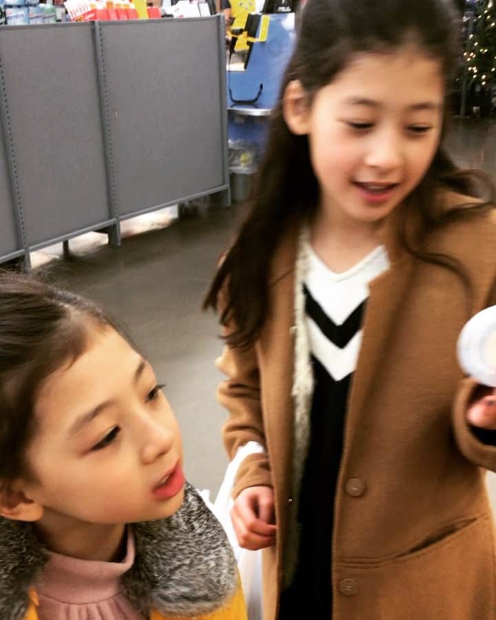 Ava 2008.07 Ellie 2011.04のインスタグラム：「. . 🎅🏻🎄 #겨울방학 시작 . . . #Winter_break started . . Oh yeah !!! . . . #오예😎  #크리스마스쇼핑 #longtimenosee」