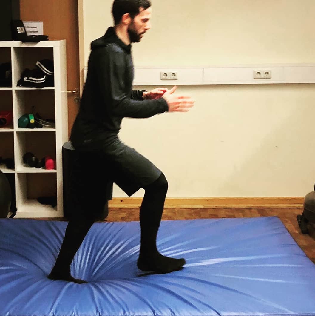 ゴンサロ・カストロのインスタグラム：「Step by step #comebackstronger 👍💪🏾👌 @bvb09」