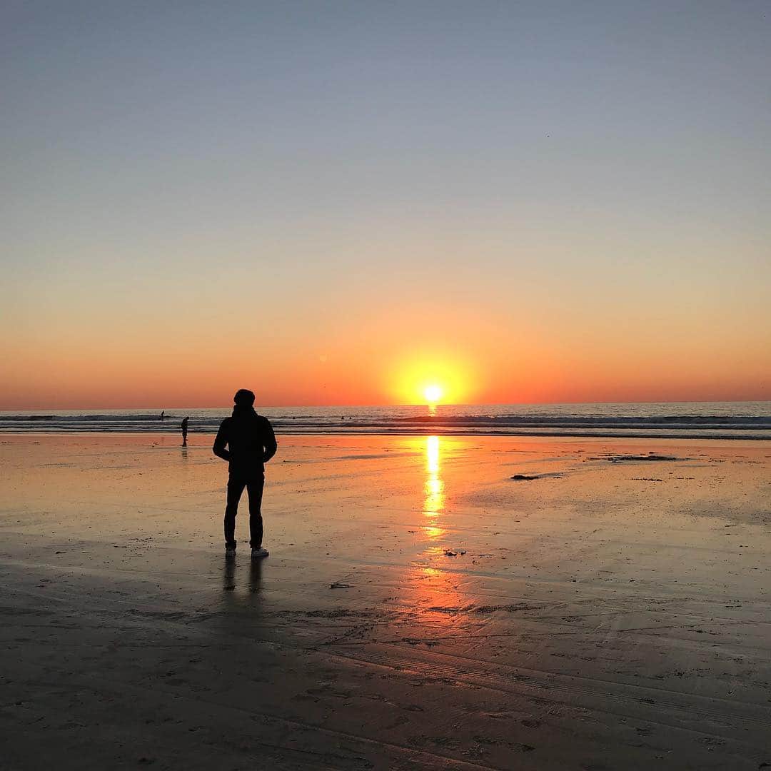 のインスタグラム：「The last practice this year in sandiego🌇 Thanks a lot @ucsd_swimanddive  It’s time to holiday!!!(but training will be hard, also Xmas)😩 夕日や朝日を見ながら練習の移動してると疲れが吹っ飛ぶ！ (実際はかなり疲れてる) アメリカはホリデーでみんな帰省するので僕も日本に帰ります✈️ #sandiego #delmar #nofilter #ucsd #クリスマスが今年もやってくるというCMを見るのが楽しみ #クリスマスという名の平日月曜日ですよ皆さん」