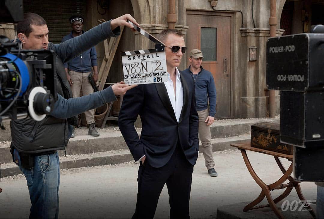 James Bond 007さんのインスタグラム写真 - (James Bond 007Instagram)「Daniel Craig gets ready to film the shoot-off with Silva (Javier Bardem) for #SKYFALL (2012). #BTS #007 #JamesBond」12月20日 6時26分 - 007
