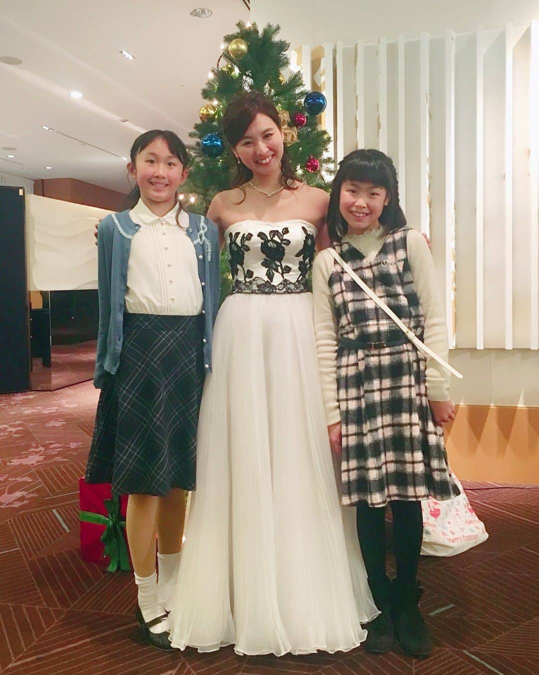 森本麻衣のインスタグラム：「Thank you, Osaka☺️💕 . 大阪西北ロータリークラブ様@ヒルトン大阪🎄 かけがえのない時間をありがとうございました🎹✨ （２枚目写真はリハ、本番は舞台にピアノだけです😍） . . . #piano#concert#osaka#maimorimoto#instapiano#pianist#🎹 #森本麻衣#ピアノ#ピアニスト#クラシック#コンサート#年末」