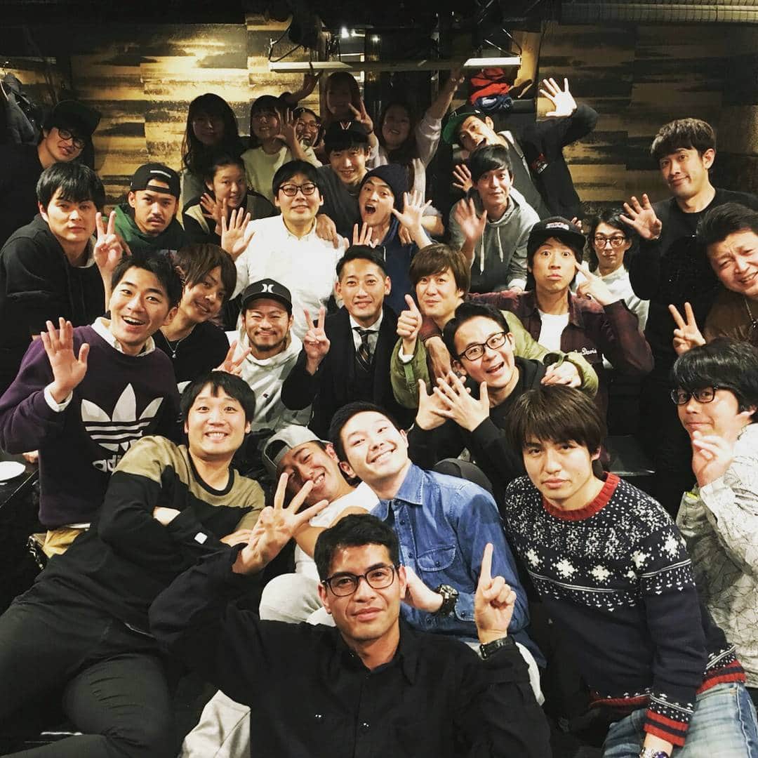 長谷部 洋一のインスタグラム：「同期のたもつ君こと大久保くん、ミルキーウェイの釜戸君！ ラストラストのあとの送別会！ 10年間お疲れ様！  #ワレラ13#大久保#釜戸#東京NSC13期#送別会#忘年会#お疲れ様#ワッフル#ゼァ」