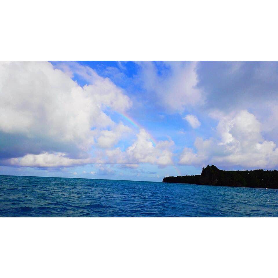 朝日放送「朝だ！生です旅サラダ」さんのインスタグラム写真 - (朝日放送「朝だ！生です旅サラダ」Instagram)「@yumi.morikawa - #パラオの海 を巡る旅🐳 陸上よりも海上で過ごす時間が長かったんじゃないかな、と思うくらい海と共存していました(^^) #朝ごはん もボートで🍙 雄大な海を眺めながらのご飯は最高に美味しかったです！！！ ・ ・ ・ ・ ・ #おにぎり #お茶  #船の上で #いただきます #絶景 #海 #虹  #南の島 #Palau #パラオ _ #ABC #朝日放送 #朝だ生です旅サラダ #旅サラダガールズ #森川侑美 #現役OL  #関西弁 #travel #trip #海外 #旅」12月20日 7時35分 - tabisalad