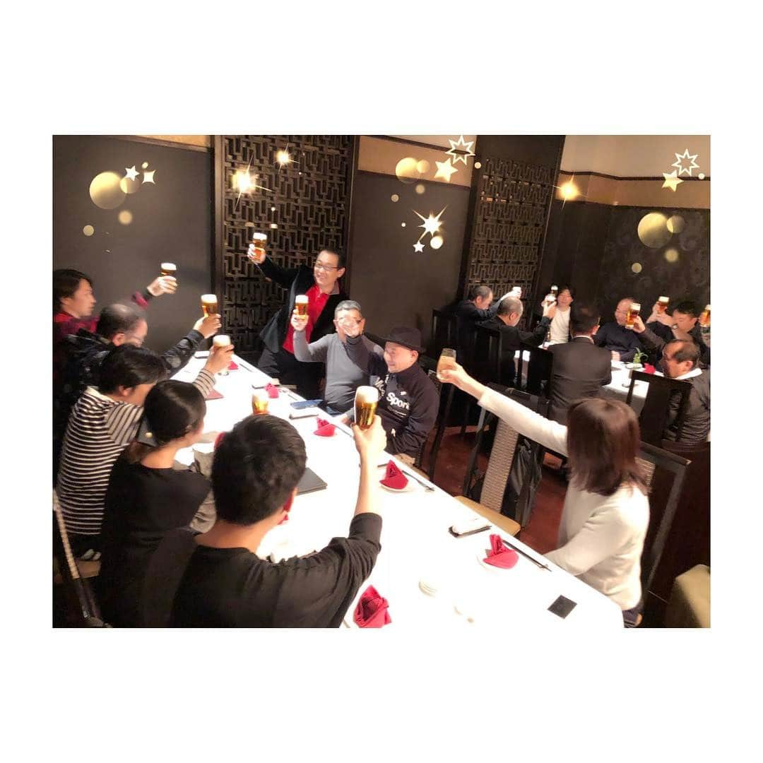 さだまさしさんのインスタグラム写真 - (さだまさしInstagram)「スタッフと🍻 １年の総決算🤗 舞台監督 山形の結婚祝いを兼ねて💝 年末に向けて決起集会✨💪✨ 頑張るぞ〜❣️❣️❣️ . #さだまさし  #sadamasashi  #さだ工務店  #惠百福  #たくさんのしあわせ」12月20日 18時33分 - sada_masashi