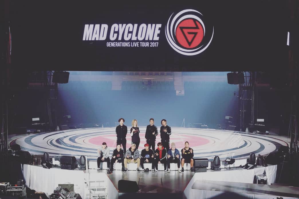 中務裕太さんのインスタグラム写真 - (中務裕太Instagram)「MAD CYCLONE 全公演無事に 完走しました‼️ 今回は新しい アクロバットに 挑戦させていただき 全然うまくいかなくて ステージに立つ事も 怖くて逃げ出したいと 思った時に 支えてくれたのは メンバー スタッフさん そしてずっと 待っててくださった ファンの皆さんでした‼️ ジェネの8人目の メンバーとして 背中を押してくれた事に 感謝の気持ちで いっぱいです‼️ 僕たちが安全に 伸び伸びと パフォーマンスできる 環境を作ってくださった スタッフの皆さん どんな時も支えてくれた メンバー サポートダンサーの皆さん そしてファンの皆さん 本当に本当に ありがとうございました✨ 愛してます😆‼️ #最高の #スタッフさん #最高の #サポートダンサー #最高の #バンドメンバー #最高の #ファンの皆さん #大好きです #これからも #愛を込めて #踊ります #ジェネ愛が止まらん #ドームでも #遠く感じさせない #皆さんの #心に寄り添う #ライブにしますよ #😊」12月20日 19時43分 - yuta_nakatsuka_official