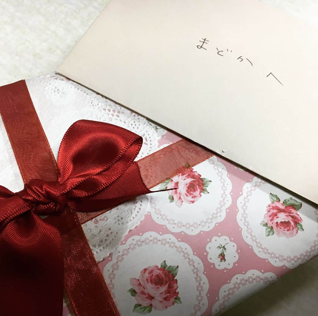 朝日奈丸佳さんのインスタグラム写真 - (朝日奈丸佳Instagram)「学生時代からの親友が誕生日プレゼントを送ってくれました！ リオンイメージで薔薇にしてくれたのかな。薔薇のチョーカーです！めっちゃ可愛い！！ いつもいつも、私のことを応援してくれる大事な親友です。もっと良いお知らせが出来るように頑張らなくてはね！！」12月20日 19時41分 - madoka_maru_hina
