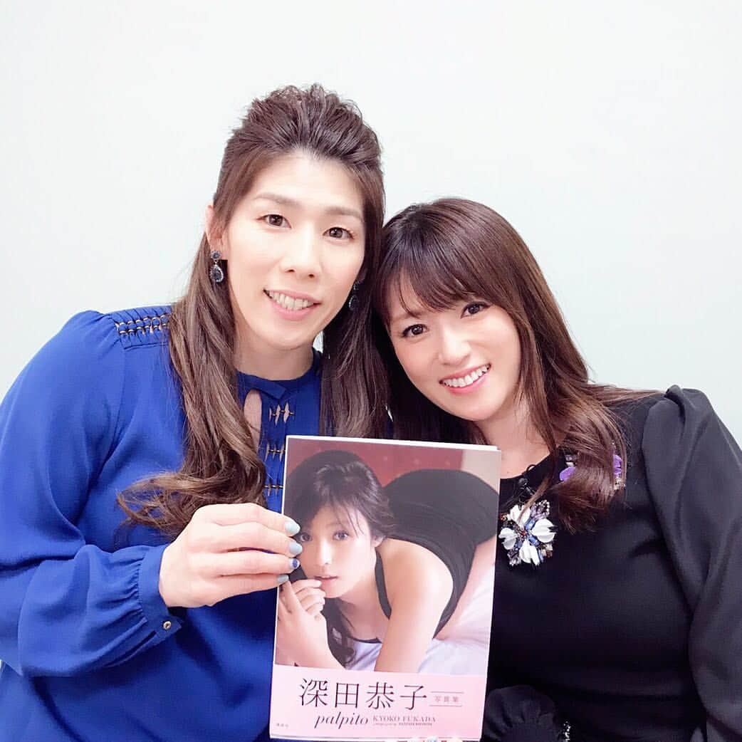 深田恭子のインスタグラム：「収録で吉田沙保里ちゃんに会えました。お仕事というより私にとってはご褒美の時間でした。お互いの控え室に行ったり来たり今までお仕事一緒ってほとんどなかったから2人とも楽しみにしてました❣️来年の2人の目標は一緒に旅行に行くこと！海外が難しかったら国内、国内が難しかったら、お互いのお家お泊まり会⭐️今の所お泊まり会がかなり濃厚笑 #palpito本日発売 #吉田沙保里 さん #kyokofukada」