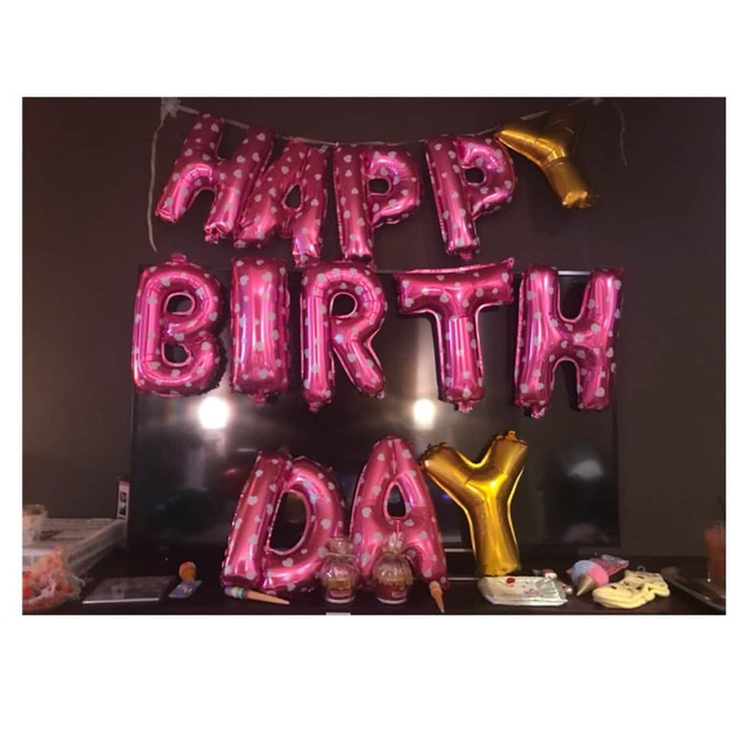 清水佐紀さんのインスタグラム写真 - (清水佐紀Instagram)「✶yesterday✶ #happybirthday #surprise #party #🎉 #balloon #star #heart #🎈 #⭐︎ #❤️ #pizza #donuts #icecream #🍕 #🍩 #🍨 #bigsmile  #☺️ #bestfriends #小山ひかる #里久鳴祐果」12月20日 12時59分 - saki___shimizu