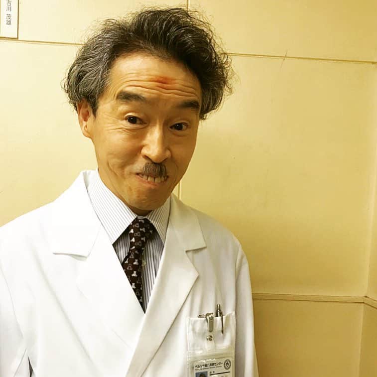 金曜ドラマ『コウノドリ』のインスタグラム：「おデコの赤い院長先生  #コウノドリ #大澤院長 #浅野和之 #最終回まで #あと2日 #15分拡大スペシャル #22日はチームコウノドリが電波ジャック #どーしておデコが赤いのか #その答えは #最終回を見てね #いつも可愛い #ペルソナの要 #綾野剛 #松岡茉優 #吉田羊 #坂口健太郎 #星野源 #大森南朋」