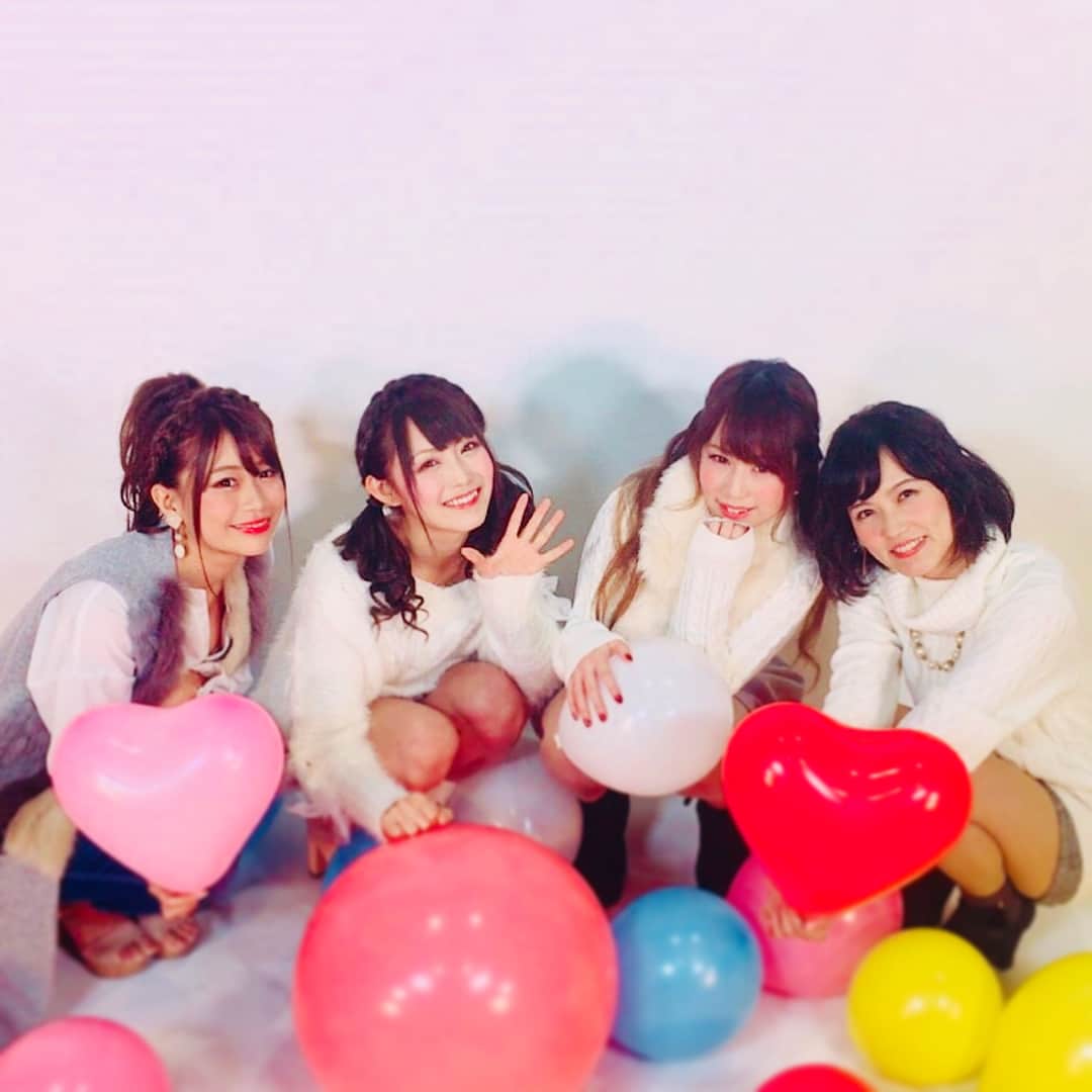 三島ゆかりさんのインスタグラム写真 - (三島ゆかりInstagram)「SunnyDayGirls 待望のNEWシングル 『Winter Lover』 好評発売中です💿 スーパードーム各店舗景品カウンターにてGETしてくださいね💓😊 できれば大和高田店で👍 #superdome #imagegirl #sunnydaygirls #3rd #single #cd #nowonsale #スーパードーム大和高田店 #景品カウンター #お買い求めください #dvd #オリジナルカード #三島ゆかり #報告 #よろしくお願いします #パチンコ #パチスロ #奈良 #大和高田市 #followme」12月20日 13時36分 - apple340