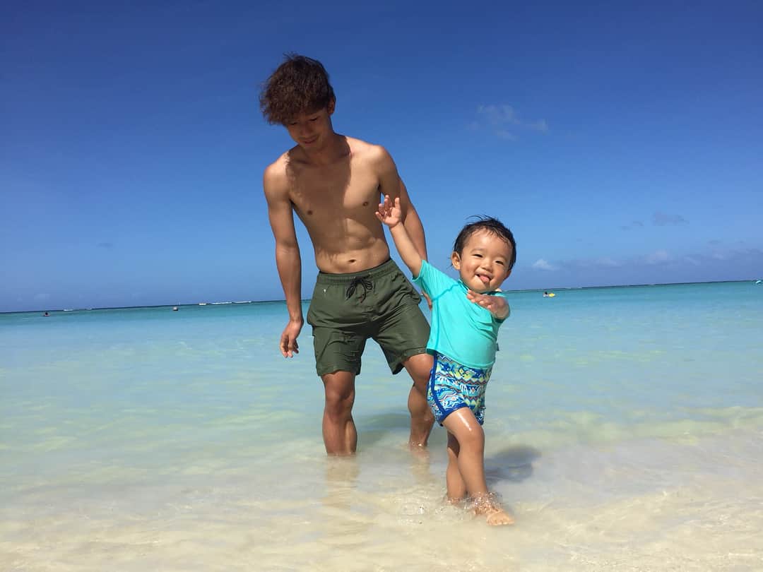 堀米勇輝のインスタグラム：「家族旅行✈️！ とても充実した時間を 過ごせました^ ^  #楽しい時間はあっという間  #時間よ戻れ😭 #楽しかったな〜 #ビーチとプールを行ったり来たり  #ゆい君気に入ってくれて #パパはなにより嬉しいよ #今日ハッシュタグ多め笑  #堀コメみたいになってきた笑 #とりあえず無事帰国しました✈  #帰ってきてそっこー  #うどん食べたぜ #半袖で空港を彷徨く嫁 #周りは凝視🤣 #空港って暑くない？by嫁 #南国ボケかな？笑 #今から愛媛帰ります #待ってろ鯛めし #おーーーい曽根 #先行って待ってるぞ曽根田 #俺が愛媛案内しよわい #ハハ😁ﾆｯ  #愛媛でも一緒かよ😭笑 #曽根田でオチをと思ったけど #オチナカッタ😁笑 #そろそろクリスマスですね  #みなさんよきクリスマスを🎄🎅」