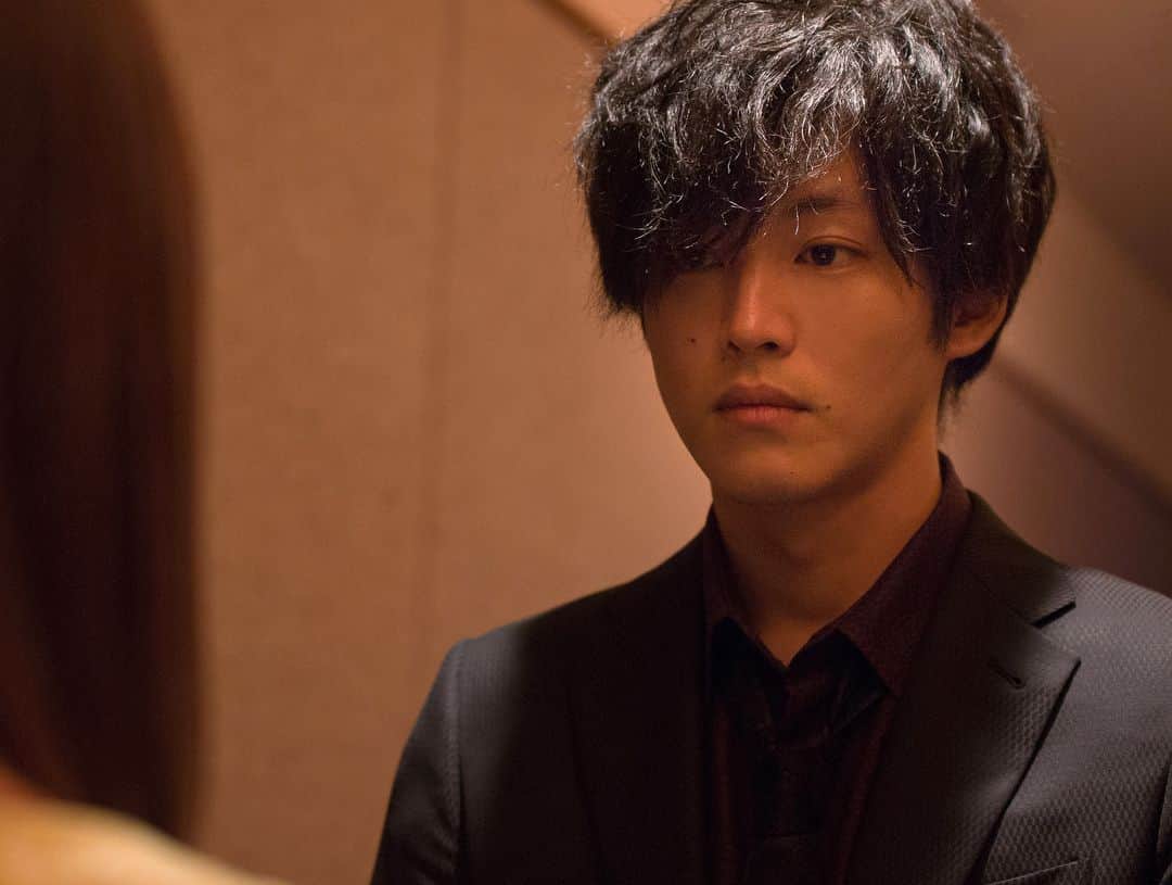 dTVさんのインスタグラム写真 - (dTVInstagram)「・ dTVオリジナルドラマ「不能犯」配信まで後2日 👁‥‥‥‥‥‥‥‥‥‥‥‥‥‥‥‥‥‥‥‥‥👁 ということで、松坂桃李さん演じる宇相吹正 の 超クールで格好いいドラマの場面写真を一挙大公開！！ ・ NHKで放送中の「わろてんか」にも出演中の松坂さん、 ドラマ「不能犯」ではこれまでのイメージを一新して 初のダークヒーローを演じてます！！ ・ #dTV #不能犯 #愚かだね人間は #宇相吹正 #松坂桃李 #多田友子 #沢尻エリカ #ドラマ不能犯 #1222 #配信開始 #映画不能犯 #0201 #劇場公開 #永井大 #MEGUMI #永尾まりや #鈴之助 #森岡豊  #井澤勇貴 #萩原みのり #伊藤ゆみ #平岡祐太 #佐藤仁美  #内藤瑛亮 #GLIMSPANKY #宮月新 #神崎裕也」12月20日 14時14分 - dtv.pr