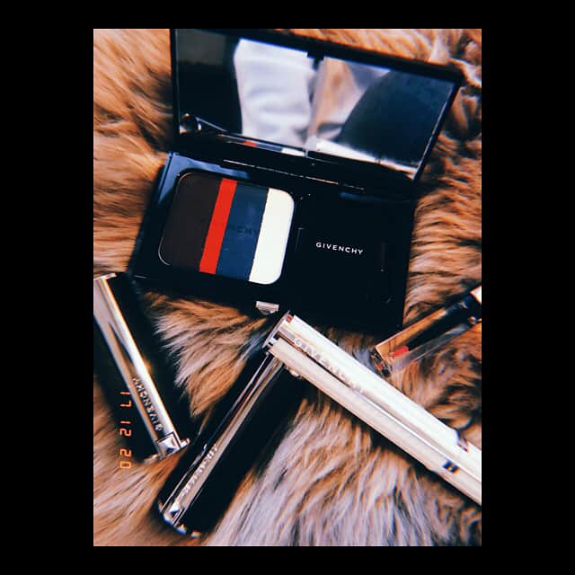 谷まりあさんのインスタグラム写真 - (谷まりあInstagram)「素敵すぎるクリスマスプレゼント🎁🎅❤️thanks🙈🌹🙈 @givenchybeauty #marimaripics」12月20日 14時50分 - mariaaaa728