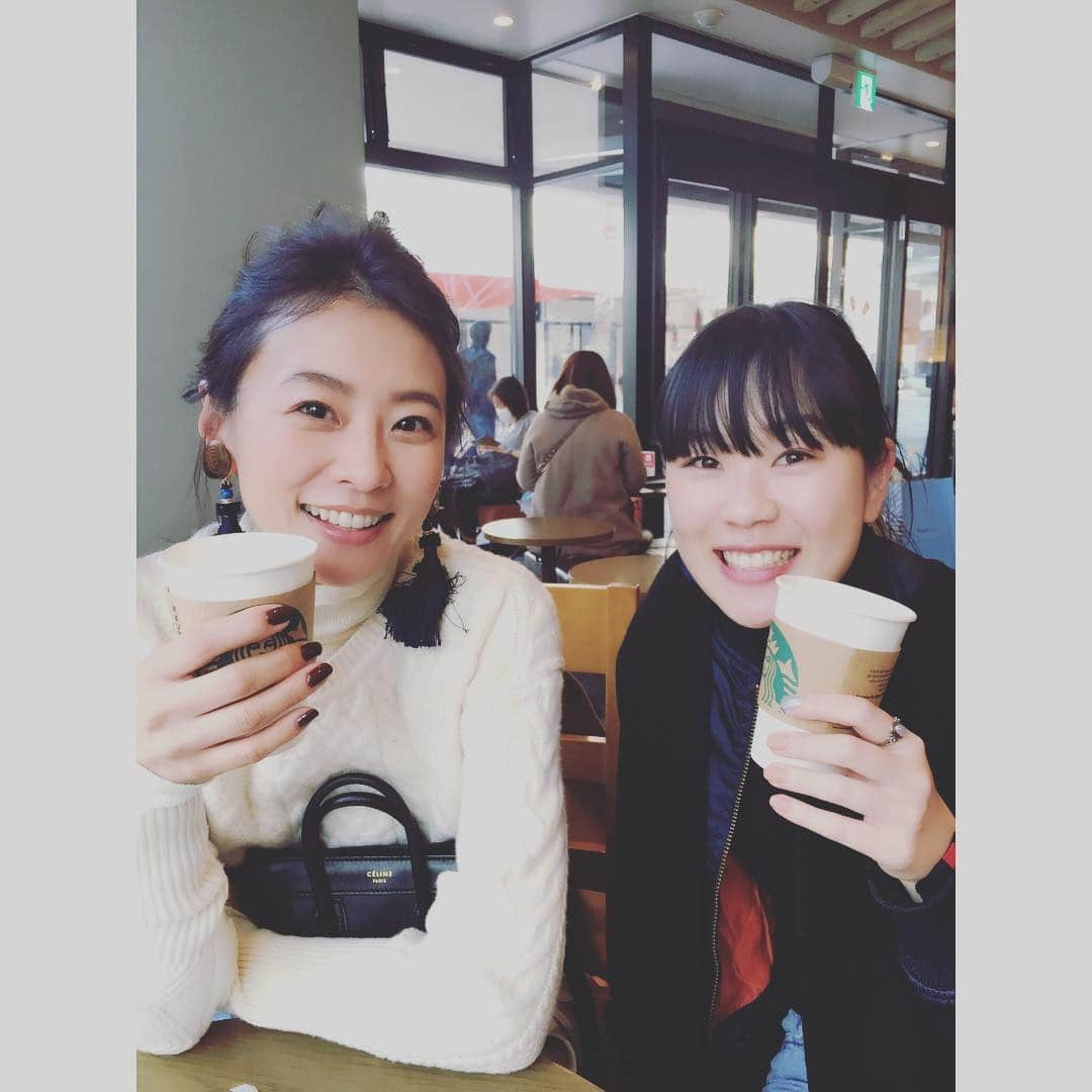 五明祐子さんのインスタグラム写真 - (五明祐子Instagram)「ロケの休憩中☺️ ヘアメイクのMUTSUMIちゃんが持ってるコーヒーアンドクリームラテはレアなメニューなんだって👀 ・ ・ #ロケ#あのロケ#ワケあって時間の無駄使い🙄#私のはほうじ茶ラテ#フタは迷いなくはずす派#飲み方40代に合わせてくれてる」12月20日 15時11分 - gomyoyuko