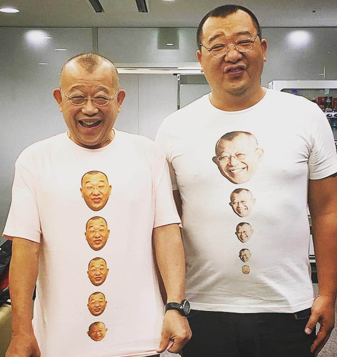 木下隆行さんのインスタグラム写真 - (木下隆行Instagram)「Ｔシャツを頂いたお礼に顔逆バージョンのＴシャツを作って誕生日プレゼントと兼ねて本番前に渡して来ました！師匠喜んでくれて良かったぁ🤓 #僕顔緊張しとる  #Repost @shofukuteitsurube (@get_repost) ・・・ こんなんでました。TKO木下がくれました。」12月20日 15時39分 - tko.kinoshita