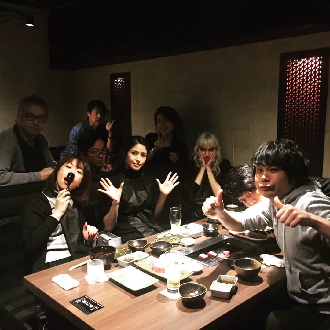 宗洸志さんのインスタグラム写真 - (宗洸志Instagram)「モーターショー忘年会！スタッフさん、メイクさん、キャスト陣みんな最高だったし、二次会は噂にしか聞いたことなかった「六本木のカラオケバー」で祝ってもらったのです。こうして僕はモデルのいる華やから世界からモデルのまったくいない芸人の血と汗の匂いのする世界へと戻っていきます。 #お笑い#さんだる#ホリプロコム#東京モーターショー#大阪モーターショー#トヨタ#誕生日祝ってもらった#もはやモデル#忘年会」12月20日 15時52分 - sandalso