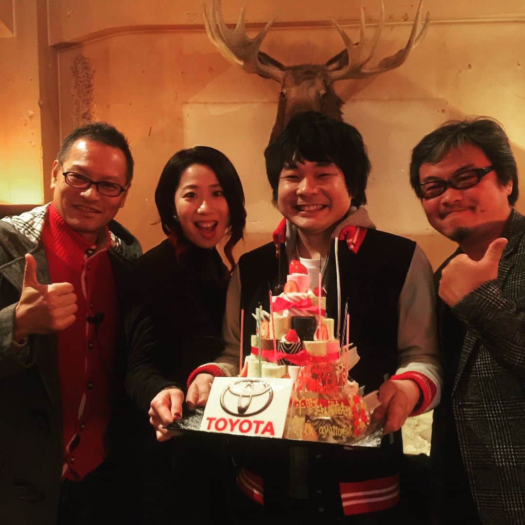 のインスタグラム：「モーターショー忘年会！スタッフさん、メイクさん、キャスト陣みんな最高だったし、二次会は噂にしか聞いたことなかった「六本木のカラオケバー」で祝ってもらったのです。こうして僕はモデルのいる華やから世界からモデルのまったくいない芸人の血と汗の匂いのする世界へと戻っていきます。 #お笑い#さんだる#ホリプロコム#東京モーターショー#大阪モーターショー#トヨタ#誕生日祝ってもらった#もはやモデル#忘年会」