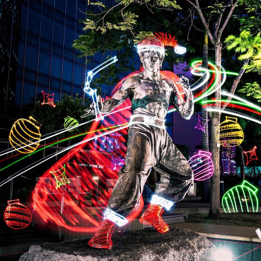 Discover Hong Kongさんのインスタグラム写真 - (Discover Hong KongInstagram)「Ever imagined Bruce Lee as Santa Claus? 這是聖誕版李小龍，還是功夫版聖誕老人?. 📷: Something Maker Light Painting Studio  #DiscoverHongKong #HongKong #hk #hkig #ilovehk #WinterFest #HongKongWinterFest #HKWinterFest #winter #ChristmasTree #Christmas #Xmas #MerryChristmas #MerryXmas #lightpainting #cityscape #brucelee #nightview #urban #香港#香港逗陣行#香港旅行#聖誕節#聖誕老人#李小龍」12月20日 16時30分 - discoverhongkong