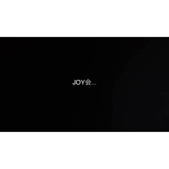 齋藤美波のインスタグラム：「✴︎ お待たせしました❤️🖤❤️🖤 #JOY会余興 💃🕺🏽💃🕺🏽💃🕺🏽💃🕺🏽💃 映像(#現代パリピー ) からの 会場ダンス(#80年代バブリー ) ・ JOY会と言えば #パリピ 💜笑 現代と80年代のパーティーピーポーをイメージしました❤️ 映像と会場のGapを一番重要視しました❤️笑 可愛いだけがJOY会じゃない。 ふざけた事もするのがJOY会。 ・ 【幹事・監督】 @saito373minami ・ 【幹事メンバー】 @okuyamayumi  @chiino_1217  @salauria1024・ 【余興メンバー】 @okatomo1226  @i.am.lisa.09  @akn_dayo  @natsu128  @pao.119・ 【カメラマン・編集】 @gen__g2n  @kenta_kawana ・ ☝︎皆の協力とサポートがあり 当日は大成功しました❤️ 実はダンスは個々で練習で皆で合わせたのはたったの2回で、本番が一番揃ってて綺麗だったのはここだけの話😂 どうなるかと不安しかなかったけど、無事成功して終わった瞬間、スッと体が軽くなったぁ😭✨ ・ みんな本当に本当 ありがとーう😭😭😭❤️ 妊婦でなかなか自由に動けない中 たくさん動いてくれて、こんな幹事について来てくれてありがとう。感謝しかありません。 ・ なぜか本番センター指名され... この時だけは妊婦🤰って事忘れて普通に踊ってたよ。笑 コメントに本当に美波妊婦⁉︎って音葉頂いておりますが.... 安心してください。 ちゃんと妊婦です。 ・ 新郎新婦も喜んでくれて楽しんでくれて大満足❤️❤️❤️ ・ ・ @hirakoweddingparty  #結婚パーティー#余興#現代#80年代#バブリーダンス#ダンシングヒーロー#荻野目洋子#流行り#妊婦ダンス#パリピー#パーティーピーポー#ディスコ#センター#クオリティ高い#ありがとう#感謝#weddingparty#dance#friends#present#funny#cute#partypeople#disco#80s」