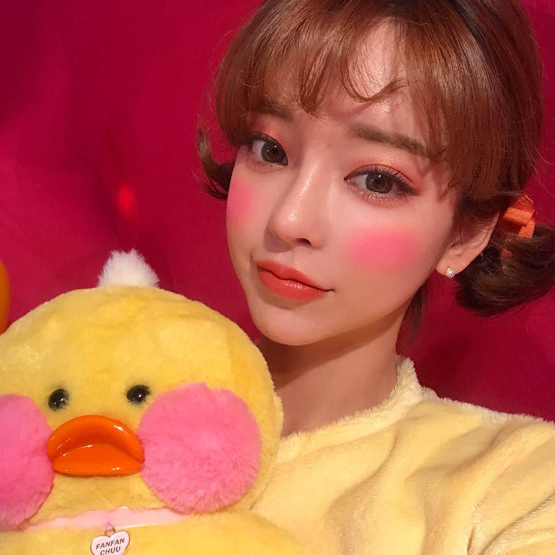 Chuuさんのインスタグラム写真 - (ChuuInstagram)「#츄x빵빵덕 #입양가이드 _ 🐥#한정수량 으로 #조기소진 될 수 있습니다🐥 _ ✔️#온라인(www.chuu.co.kr) -12/24 정오 12:00 판매시작(선착순판매 주문완료 기준) -온라인몰 가입회원만 구매가능(네이버페이 결제 불가능) -온라인 상품배송은 12/27(수)부터 시작 _ 🔸온라인 구매 주의사항🔸 -1인1개 구매가능합니다(인형,슬리퍼,키링에 한함/의류 제외) ex)인형1,슬리퍼1,키링1 은 함께 구매가능합니다. 단일상품 2개이상은 구매불가능합니다. _ 🔸온라인 구매 TIP🔸 -트래픽이 증가하여 모바일 로딩이 느려 질 수 있으니 PC로 구매하는것을 추천합니다. -판매시작 전 미리 회원가입 해놓는걸 추천합니다. -장바구니는 비워 놓는게 당일 원활한 구매가 가능합니다. -주문 후 12시간내 미입금시 취소됩니다. -선착순은 주문완료 기준이므로 인증이 오래걸리는 카드결제보다는 무통장입금으로 결제하는게 빠릅니다. _ ✔️#오프라인(#츄홍대플래그쉽스토어 에서만 오픈) -12/24 정오 12:00 판매시작 -오전 11시부터 선착순 판매 번호표 교부(1인1번호표) _ 🔸오프라인 구매 주의사항🔸 -발급된 번호표를 받은 뒤 순서대로 대기하신 후 직원의 안내에 따라 입장 가능합니다. -번호를 호명 중에 부재중일 경우 구매순서가 인정되지 않고 다음번호로 넘어갑니다. -동행한 일행 대리구매 불가능 합니다. -티켓소지자에 한하여 1인1개 구매가능합니다(인형,슬리퍼,키링에 한함/의류 제외) ex)인형1,슬리퍼1,키링1 은 함께 구매가능합니다. 단일상품 2개이상은 구매불가능합니다.」12月20日 17時16分 - chuu_official