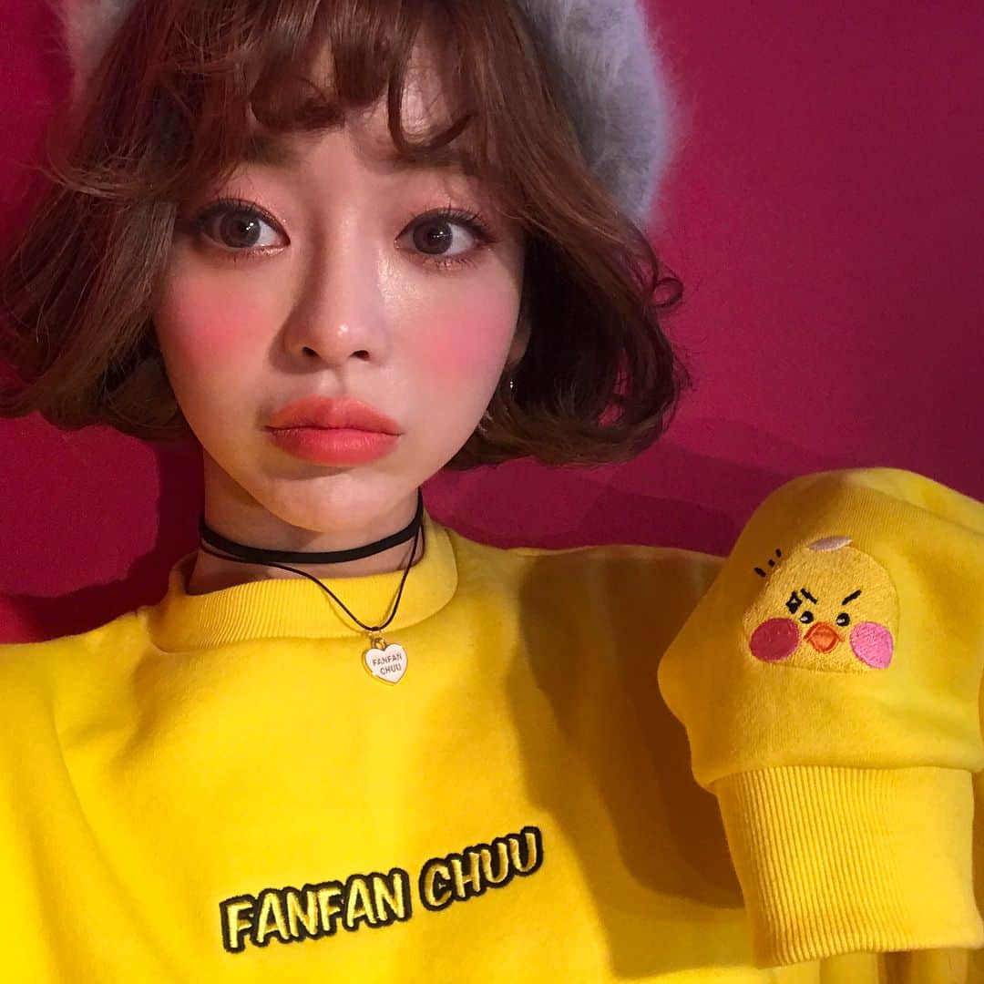 Chuuさんのインスタグラム写真 - (ChuuInstagram)「#츄x빵빵덕 #입양가이드 _ 🐥#한정수량 으로 #조기소진 될 수 있습니다🐥 _ ✔️#온라인(www.chuu.co.kr) -12/24 정오 12:00 판매시작(선착순판매 주문완료 기준) -온라인몰 가입회원만 구매가능(네이버페이 결제 불가능) -온라인 상품배송은 12/27(수)부터 시작 _ 🔸온라인 구매 주의사항🔸 -1인1개 구매가능합니다(인형,슬리퍼,키링에 한함/의류 제외) ex)인형1,슬리퍼1,키링1 은 함께 구매가능합니다. 단일상품 2개이상은 구매불가능합니다. _ 🔸온라인 구매 TIP🔸 -트래픽이 증가하여 모바일 로딩이 느려 질 수 있으니 PC로 구매하는것을 추천합니다. -판매시작 전 미리 회원가입 해놓는걸 추천합니다. -장바구니는 비워 놓는게 당일 원활한 구매가 가능합니다. -주문 후 12시간내 미입금시 취소됩니다. -선착순은 주문완료 기준이므로 인증이 오래걸리는 카드결제보다는 무통장입금으로 결제하는게 빠릅니다. _ ✔️#오프라인(#츄홍대플래그쉽스토어 에서만 오픈) -12/24 정오 12:00 판매시작 -오전 11시부터 선착순 판매 번호표 교부(1인1번호표) _ 🔸오프라인 구매 주의사항🔸 -발급된 번호표를 받은 뒤 순서대로 대기하신 후 직원의 안내에 따라 입장 가능합니다. -번호를 호명 중에 부재중일 경우 구매순서가 인정되지 않고 다음번호로 넘어갑니다. -동행한 일행 대리구매 불가능 합니다. -티켓소지자에 한하여 1인1개 구매가능합니다(인형,슬리퍼,키링에 한함/의류 제외) ex)인형1,슬리퍼1,키링1 은 함께 구매가능합니다. 단일상품 2개이상은 구매불가능합니다.」12月20日 17時16分 - chuu_official