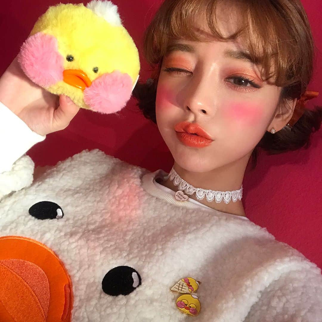 Chuuさんのインスタグラム写真 - (ChuuInstagram)「#츄x빵빵덕 #입양가이드 _ 🐥#한정수량 으로 #조기소진 될 수 있습니다🐥 _ ✔️#온라인(www.chuu.co.kr) -12/24 정오 12:00 판매시작(선착순판매 주문완료 기준) -온라인몰 가입회원만 구매가능(네이버페이 결제 불가능) -온라인 상품배송은 12/27(수)부터 시작 _ 🔸온라인 구매 주의사항🔸 -1인1개 구매가능합니다(인형,슬리퍼,키링에 한함/의류 제외) ex)인형1,슬리퍼1,키링1 은 함께 구매가능합니다. 단일상품 2개이상은 구매불가능합니다. _ 🔸온라인 구매 TIP🔸 -트래픽이 증가하여 모바일 로딩이 느려 질 수 있으니 PC로 구매하는것을 추천합니다. -판매시작 전 미리 회원가입 해놓는걸 추천합니다. -장바구니는 비워 놓는게 당일 원활한 구매가 가능합니다. -주문 후 12시간내 미입금시 취소됩니다. -선착순은 주문완료 기준이므로 인증이 오래걸리는 카드결제보다는 무통장입금으로 결제하는게 빠릅니다. _ ✔️#오프라인(#츄홍대플래그쉽스토어 에서만 오픈) -12/24 정오 12:00 판매시작 -오전 11시부터 선착순 판매 번호표 교부(1인1번호표) _ 🔸오프라인 구매 주의사항🔸 -발급된 번호표를 받은 뒤 순서대로 대기하신 후 직원의 안내에 따라 입장 가능합니다. -번호를 호명 중에 부재중일 경우 구매순서가 인정되지 않고 다음번호로 넘어갑니다. -동행한 일행 대리구매 불가능 합니다. -티켓소지자에 한하여 1인1개 구매가능합니다(인형,슬리퍼,키링에 한함/의류 제외) ex)인형1,슬리퍼1,키링1 은 함께 구매가능합니다. 단일상품 2개이상은 구매불가능합니다.」12月20日 17時16分 - chuu_official