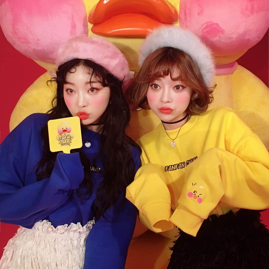 Chuuさんのインスタグラム写真 - (ChuuInstagram)「#츄x빵빵덕 #입양가이드 _ 🐥#한정수량 으로 #조기소진 될 수 있습니다🐥 _ ✔️#온라인(www.chuu.co.kr) -12/24 정오 12:00 판매시작(선착순판매 주문완료 기준) -온라인몰 가입회원만 구매가능(네이버페이 결제 불가능) -온라인 상품배송은 12/27(수)부터 시작 _ 🔸온라인 구매 주의사항🔸 -1인1개 구매가능합니다(인형,슬리퍼,키링에 한함/의류 제외) ex)인형1,슬리퍼1,키링1 은 함께 구매가능합니다. 단일상품 2개이상은 구매불가능합니다. _ 🔸온라인 구매 TIP🔸 -트래픽이 증가하여 모바일 로딩이 느려 질 수 있으니 PC로 구매하는것을 추천합니다. -판매시작 전 미리 회원가입 해놓는걸 추천합니다. -장바구니는 비워 놓는게 당일 원활한 구매가 가능합니다. -주문 후 12시간내 미입금시 취소됩니다. -선착순은 주문완료 기준이므로 인증이 오래걸리는 카드결제보다는 무통장입금으로 결제하는게 빠릅니다. _ ✔️#오프라인(#츄홍대플래그쉽스토어 에서만 오픈) -12/24 정오 12:00 판매시작 -오전 11시부터 선착순 판매 번호표 교부(1인1번호표) _ 🔸오프라인 구매 주의사항🔸 -발급된 번호표를 받은 뒤 순서대로 대기하신 후 직원의 안내에 따라 입장 가능합니다. -번호를 호명 중에 부재중일 경우 구매순서가 인정되지 않고 다음번호로 넘어갑니다. -동행한 일행 대리구매 불가능 합니다. -티켓소지자에 한하여 1인1개 구매가능합니다(인형,슬리퍼,키링에 한함/의류 제외) ex)인형1,슬리퍼1,키링1 은 함께 구매가능합니다. 단일상품 2개이상은 구매불가능합니다.」12月20日 17時16分 - chuu_official