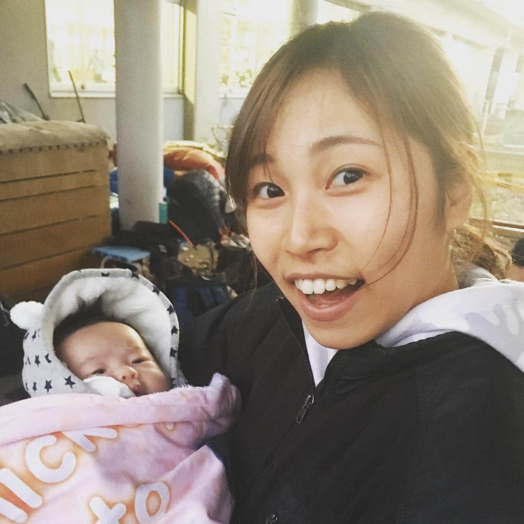 石塚祐輔のインスタグラム：「抱っこしてもらったよー^ ^✨ クリアありがとう😊 #筑波大学 #潜入 #挨拶回り #クリア #抱っこ #みんな #ありがとう #陽向葵」