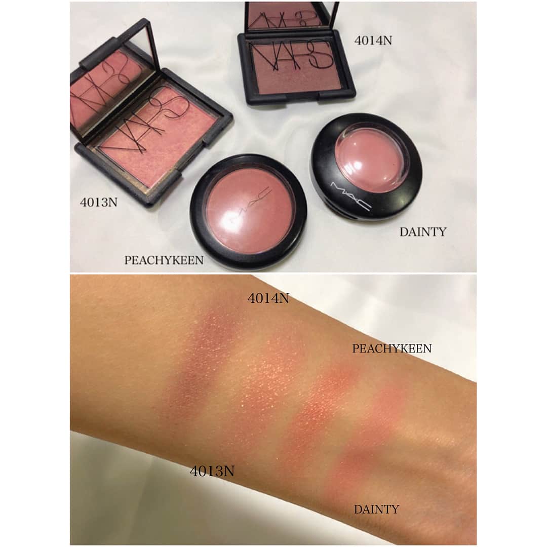 Mihoのインスタグラム：「▼makeup . . いつもアイメイク中心なので、たまにはチークを💓 . . よく使うお気に入り☻﻿ MAC ディンティ / ピーチィキーン NARS 4013N オーガズム / 4014N シン . . 似てるようで実際つけるとそれぞれ全然違う(*´꒳`*) . 可愛い色よりもクールな印象や、肌馴染みのいいコーラル系とかが好き( ´ ω ` ) . . よくするチークの入れ方は2枚目☝🏻 . 左の頬骨からななめにシュッと入れるのが、童顔を大人っぽくみせてくれて、丸顔も細く見えるのでだいたいこれ。 . 右は頬骨の高さくらいで横に楕円形でいれます。 タレ目メイクとか明るめのチーク使う時とか可愛い雰囲気にしたい時にします( ¨̮ ) . 目の真下とか鼻の真横からとかのチークは似合わないからあんまりしない😂 . もっと色々持ってるけど最近よく使うのはこのへんです(*˙︶˙*) . . . . . #makeup #cosmetics #cosme #NARS #MAC #blush #cheek #beauty #メイク #チーク #ブラッシュ #ナーズ #マック #ディンティ #オーガズム #比較 #お気に入り #おすすめコスメ #美容 #スウォッチ」