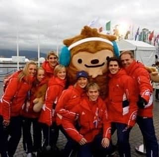 ペニー・クームズのインスタグラム：「With 50 days to go until #pyeongchang2018 I thought I’d do a throw back to #Vancouver2010 ❤️ #Olympics #Olympicthrowback #pathtopyeonchang #teamgb #teammates #50daysleft #greatmemories #greatfriends @n_buckland @johnkerrofficial @sineadskate @jenna_mccorkell @thekings23042016 #EvgenyPlatov」