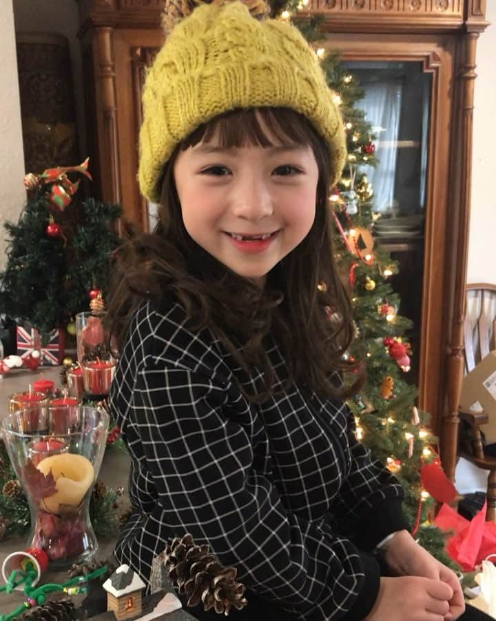 Ava 2008.07 Ellie 2011.04のインスタグラム：「. . . We wish you a merry #christmas 🎄 . . #아슬아슬 하게 잘도 부르네 🎵 . . . #Ellie #6yearsold  #wewishyouamerrychristmas  #christmascarols #캐롤 #보고있는내턱도같이올라감🎅🏻 With @kodomofuku_bee #앞머리는가발이예용」