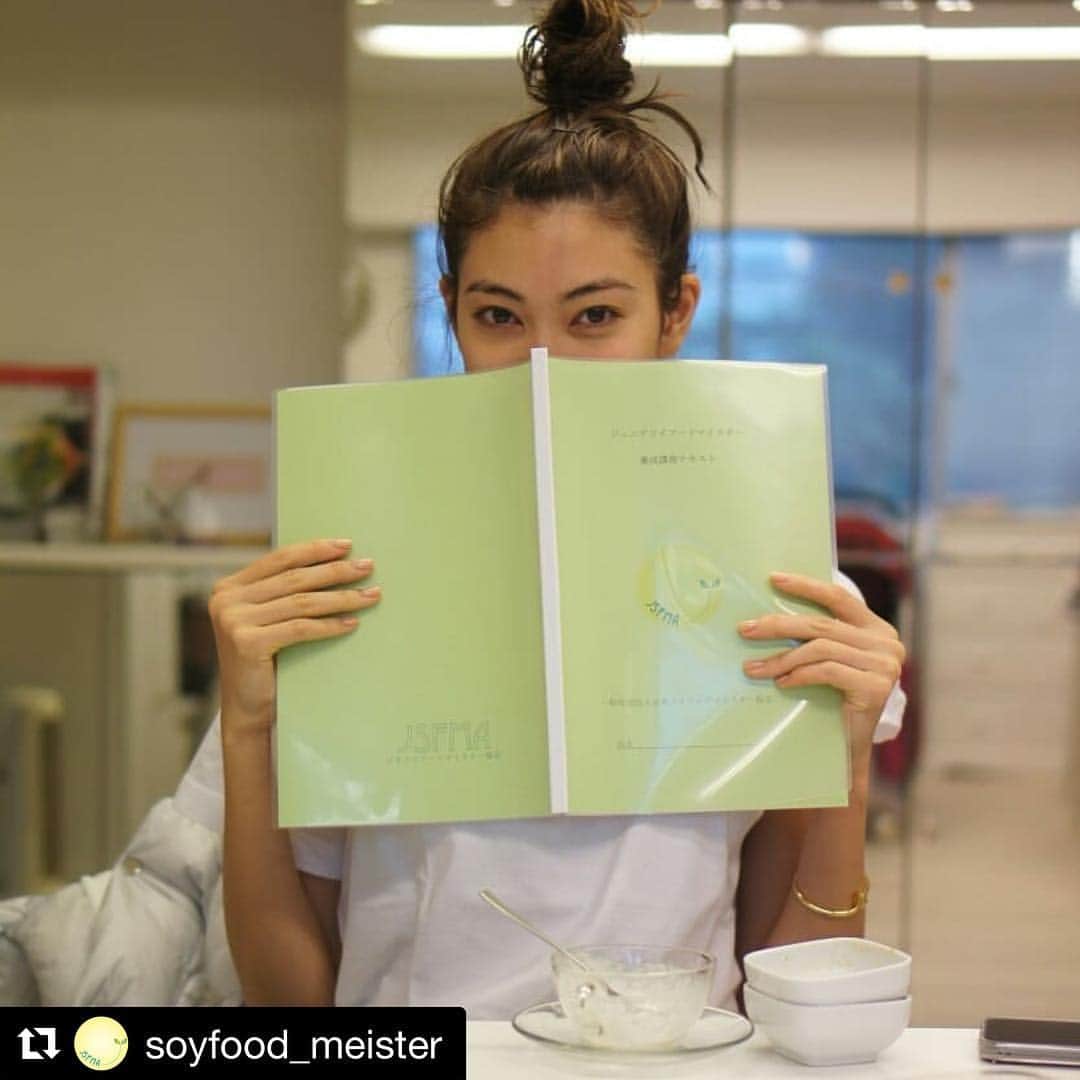 池上真麻さんのインスタグラム写真 - (池上真麻Instagram)「ひかりちゃん @xxhikarixx 😍❤️ #Repost @soyfood_meister (@get_repost) ・・・ こんばんは。日本ソイフードマイスター協会代表理事 池上紗織です。協会本部(東京 南麻布)では年内ラストのジュニアソイフードマイスター養成講座が開催されました。講座では、身体づくりに役立つ栄養の知識とすぐ実践できるソイフードの作り方をレクチャーしています。本日お越しの森星さん @xxhikarixx  も試食を気に入っていただけた様子☺🎵私の @saorincoro の高野豆腐愛もしっかり伝えましたよ(^^) . ⏩スワイプ⏩最後の写真はお弁当に作った高野豆腐たっぷりつくね。(これは試食ではありませんが)  年明けの本部日程は↓ 1月16,30日火曜日 2月6,20日火曜日 3月6,20日火曜日 3月11日日曜日(一日集中講座)  その他日時は認定講師が個別で承ります。  http://www.jsfma.com/  #大豆 #jsfma #日本ソイフードマイスター協会 #japansoyfoodmeisterassociation #soyfood #soy #foodstagram #foodpic #healthyfood #ソイフード #ソイフードマイスター #資格 #資格取得 #新たな挑戦」12月20日 22時40分 - marsaikegami