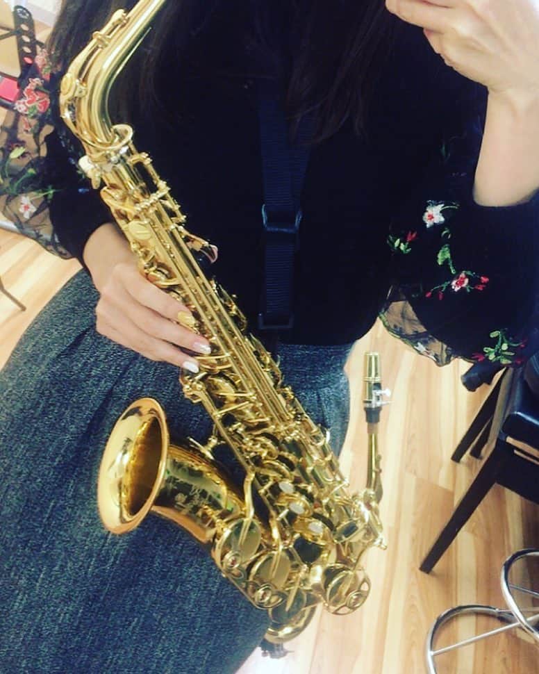 守永真彩さんのインスタグラム写真 - (守永真彩Instagram)「. . うしろに先生のサックスあって。 写真撮ったらしっぽ生えてるみたいな 不思議な楽器になった笑 . . #saxophone  #サックス #アルトサックス #レッスン #週一 #習い事 #服は #nostalgia  #🎷」12月21日 0時54分 - maayamorinaga