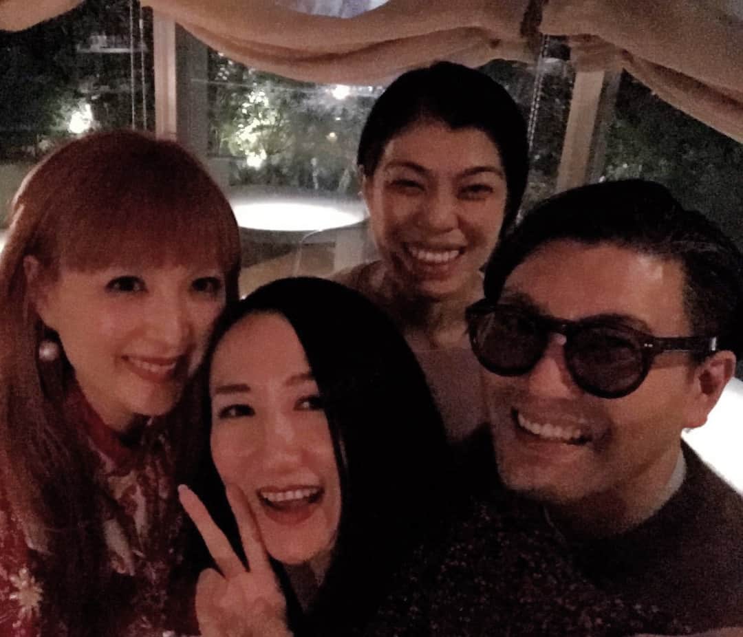 SHOKOさんのインスタグラム写真 - (SHOKOInstagram)「丸山敬太さんと、お姉様ヒロコさんと、香名ちゃんとごはん♪お腹の底からいっぱい笑って、本当に楽しい夜だった✨✨優しくて心温かで、お洒落で都会的な、大好きな先輩達に、年の最後に最高にハッピーなエネルギーを頂きました💖 #Repost @keitamaruyama ・・・ ずっーと、ご飯行こうね、って言ってて中々実現できなかったけど、やっと行けた。カナちゃんもShokoちゃんもとてもチャーミングで大好き❤楽しい夜でした。」12月21日 7時56分 - shoko_london