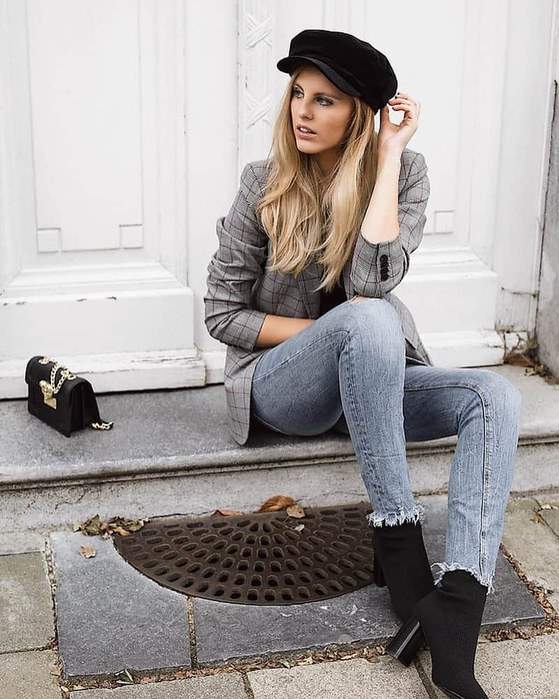 LOOKBOOKのインスタグラム：「Happy hump day!  Who: Maria B, fashion blogger from #Netherlands 🔗lb.nu/the_beauty_issue 👀 "News Boy Cap" Wearing: @zara #newsboycap #denimjeans #sockbooties @hm #longlinecheckjacket @moschino #moschinobag Member since: 2016」