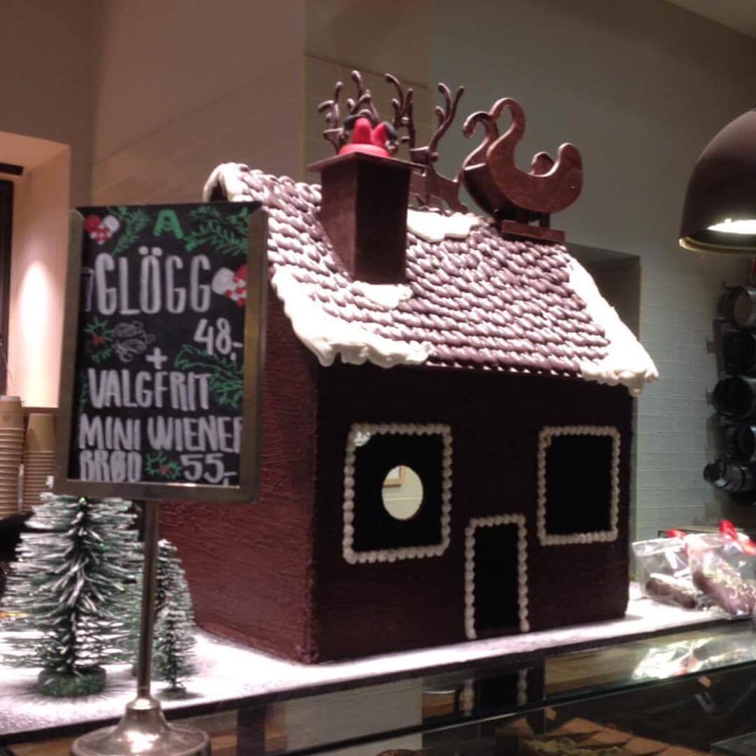 のインスタグラム：「《デンマーク便り》 . コペンハーゲンにあるアンデルセン イスランズブリュッゲ店も、クリスマスの商品でいっぱいです。 . お店に入ると一番に、お菓子のおうち“ヘクセンハウス”が目に留まります。 . 煙突の中に、マジパンで作ったサンタさんが🤶見えますよ。 . Honings hjerte（はちみつハート♡）というハートの形のお菓子や、Stjerneskud（流れ星☆）という名前のお菓子が並んでいます。 . ネーミングも素敵ですね♪ . スタッフが手にしているのは “Julekage”（クリスマスケーキ）。 . 伝統的なクリスマスのペストリー、ユールボーラを、大きく焼き上げて、切り分けてケーキのようにいただきます。 . アンデルセンのクリスマスブログでも、クリスマスの商品をご紹介しています。プロフィールのリンクよりご覧ください。 →@andersen_official_jp . #アンデルセン #ベーカリー #パン #デンマーク #ヒュッゲ #🇩🇰 #ペストリー #デニッシュペストリー  #アンデルセンイスランズブリュッゲ店 #コペンハーゲン #アンデルセンデンマーク #ユールボーラ #クリスマスケーキ #クリスマス #ヘクセンハウス #お菓子のおうち . #andersen #bakery #bread #instabread #instafood #danishpastry #danish #denmark #copenhagen #israndsbrygge #christmas」