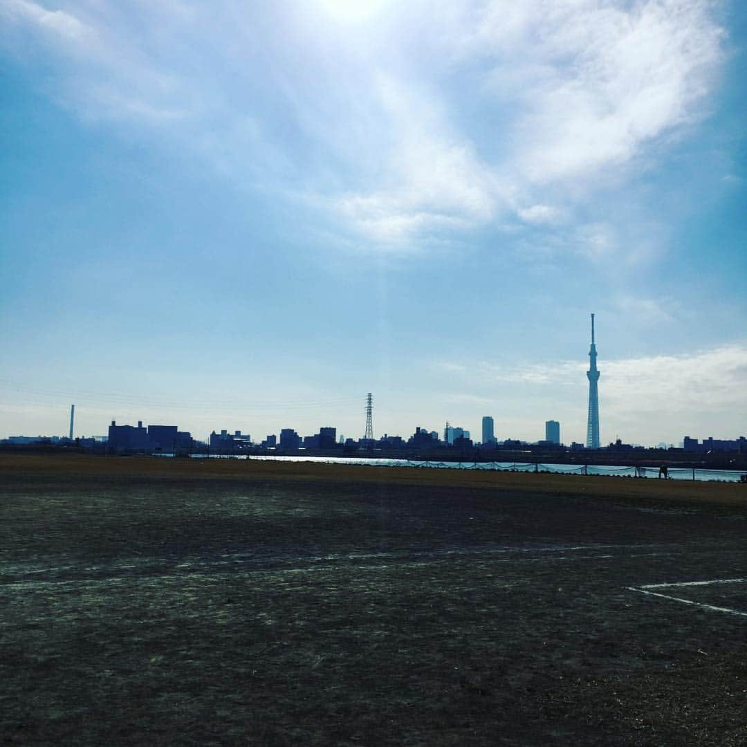 三ツ俣大樹さんのインスタグラム写真 - (三ツ俣大樹Instagram)「東京へ帰省して、、、近くの河川敷でrunning🏃 スカイツリー意外に近い( ◠‿◠ )  #東京#葛飾区#河川敷#running#墨田区#スカイツリー🗼」12月21日 11時41分 - mitsu051137