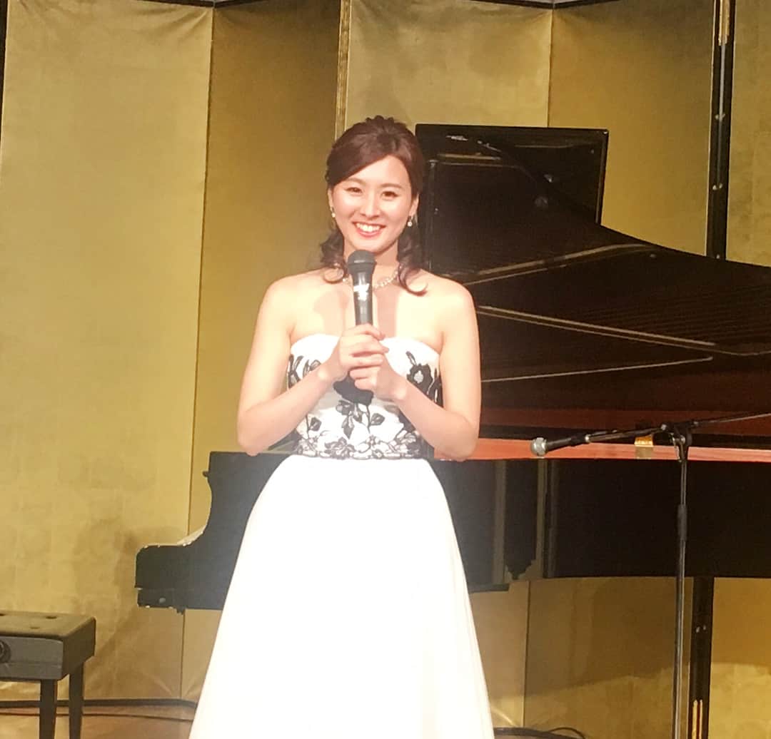 森本麻衣のインスタグラム：「I always have some talking times between my performance on the stage😎✨🎹❣️ . 私はいつも、演奏の間にトークの時間を設けてお客様と色々なキャッチボールを出来るようにしているんだ💕 曲や作曲家についてだったり、 ご当地ネタだったり😄 . . . #piano#concert#pianist#maimorimoto#japanese#talking#🎹 #森本麻衣#ピアノ#ピアニスト#コンサート#クラシック#トーク#ドレス」
