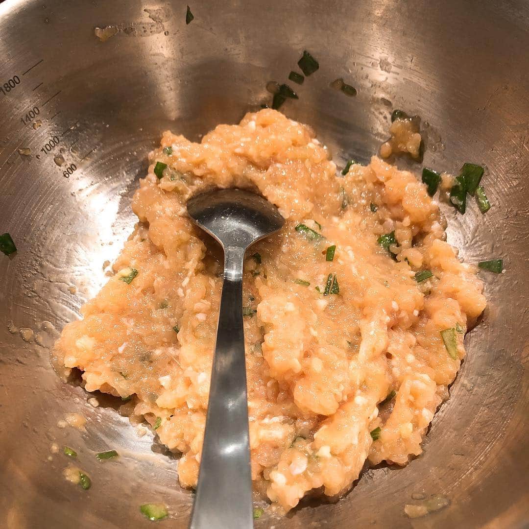ヒラヤマンのインスタグラム：「今日は豆乳鍋作った！だしから作ったけどめっちゃおいしかった！ 写真は鶏団子。にんにくきいとったー！ シメのチーズリゾットも最高やった(o^^o)」