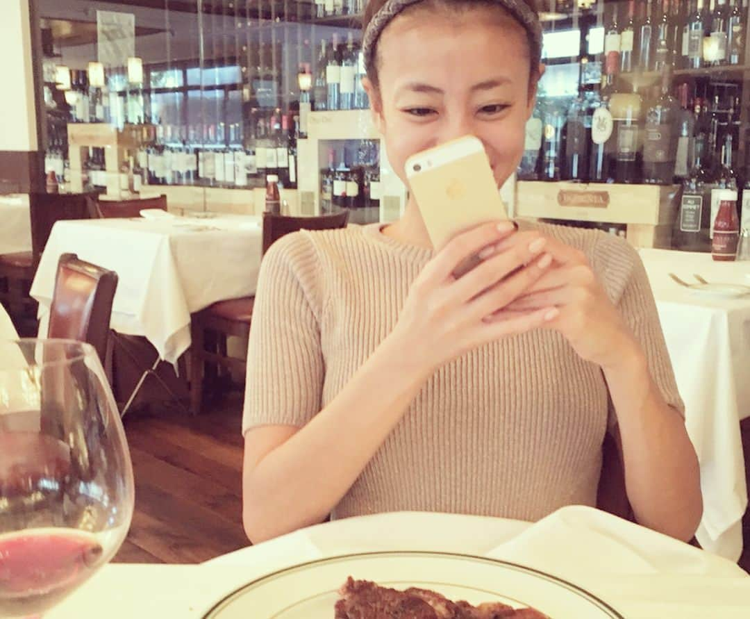 あびる優さんのインスタグラム写真 - (あびる優Instagram)「母とランチ😋🍖🍷💕 2枚目は母目線📸。 私、素すぎる😂😅💦 #family#mammy#mother#love#thankyou#loveyou#happy#fun#lunch#家族#親子#母#娘#母娘#仲良し#ランチ#幸せ#大好き#いつもありがとう#長生きしてね#笑」12月21日 15時19分 - yuabiru74