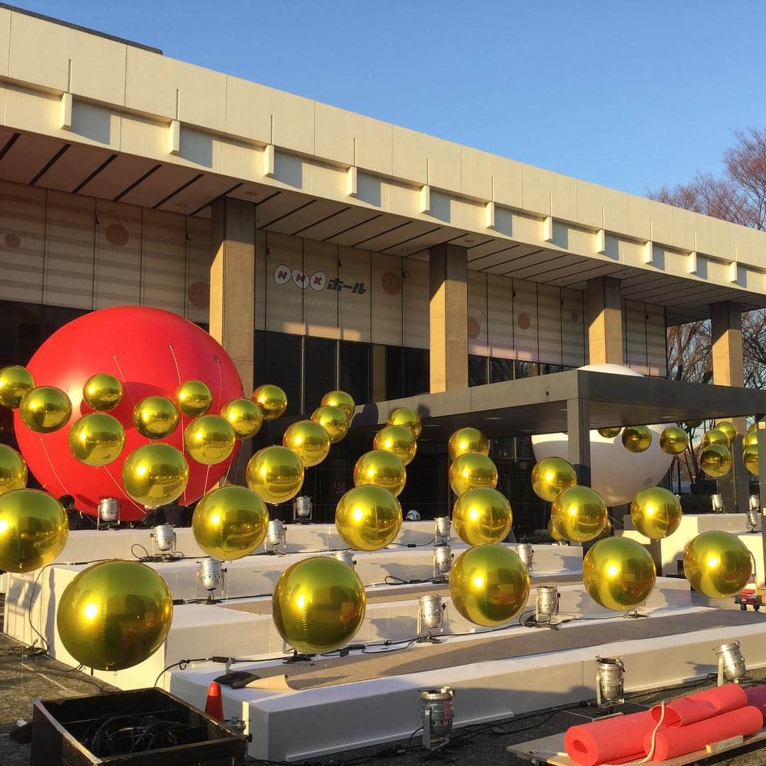 NHK紅白歌合戦さんのインスタグラム写真 - (NHK紅白歌合戦Instagram)「NHK紅白歌合戦まであと10日。NHKホールも紅白の模様替えが始まりましたよ。#NHK紅白 #紅白歌合戦 #本当に模様替え？」12月21日 16時03分 - nhk_kouhaku