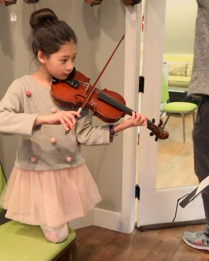Ava 2008.07 Ellie 2011.04のインスタグラム：「. . Ava has outgrown her beginner #violin 🎻 so she is trying out some new violins and bows to step up to a new one. . . . 최근 부쩍 자란 에바 덕분에 작아진 그녀의 #바이올린 새로운 바이올린들 연주해보는중 🎅🏻🎵 뒤에 정처없이 떠돌아 다니는 #엘리어린이 . . #이번주말교회에서연주한대요😘 . . #instruments #3/4violin #little #musician #little #violinist  #violingirl」