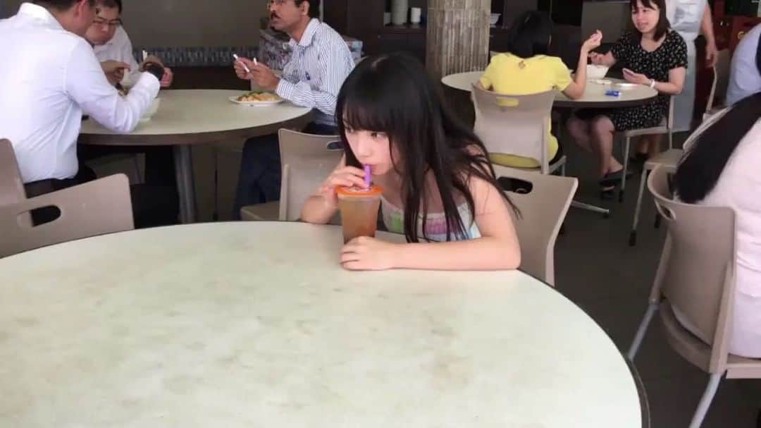 のインスタグラム：「ただただ 無心 で もくもくと タピオカ入りジュースを 飲んでる 与田ちゃんです。  #日向の温度発売まであと5日 #日向の温度 #与田ちゃん無心 #与田祐希 #乃木坂46」