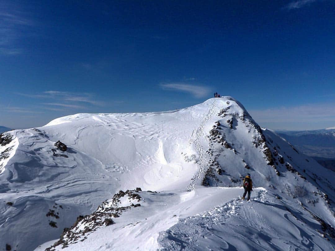 登山*トレッキング*アウトドア『.HYAKKEI』さんのインスタグラム写真 - (登山*トレッキング*アウトドア『.HYAKKEI』Instagram)「コントラストが美しい雪の仙丈ヶ岳。雪山は自分の足跡がしっかり残るから、登頂の達成感もひとしおですね。 ・ photo by @yatsugatake2899m ・ ・ あなたの山の思い出picを#hyakkeime で投稿してください！みんなで素敵なお山ギャラリーをつくりましょー！ ・ ・ ・ #山好きな人と繋がりたい #絶景 #冠雪 #雪山 #山登り #登山 #landscape #vsco #ig_japan #ig_japan #冬山 #goodlife #vibes #おでかけ #山とわたし #山が好き #山ボーイ #山ガール #登山女子 #山バカ #晴天 #日本の絶景 #日本の冬 #雪景色 #雪化粧 #青空 #仙丈ヶ岳 #南アルプス」12月21日 19時32分 - hyakkei_me