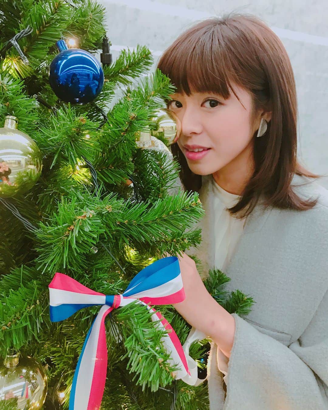 のインスタグラム：「メリークリスマス🎄🎅🎁 . ツリーの季節ですね💗 . というかもうすぐクリスマスなのか！はや！😱 . #クリスマス #わちみなみ #鼻が潰れました #メリークリスマス」