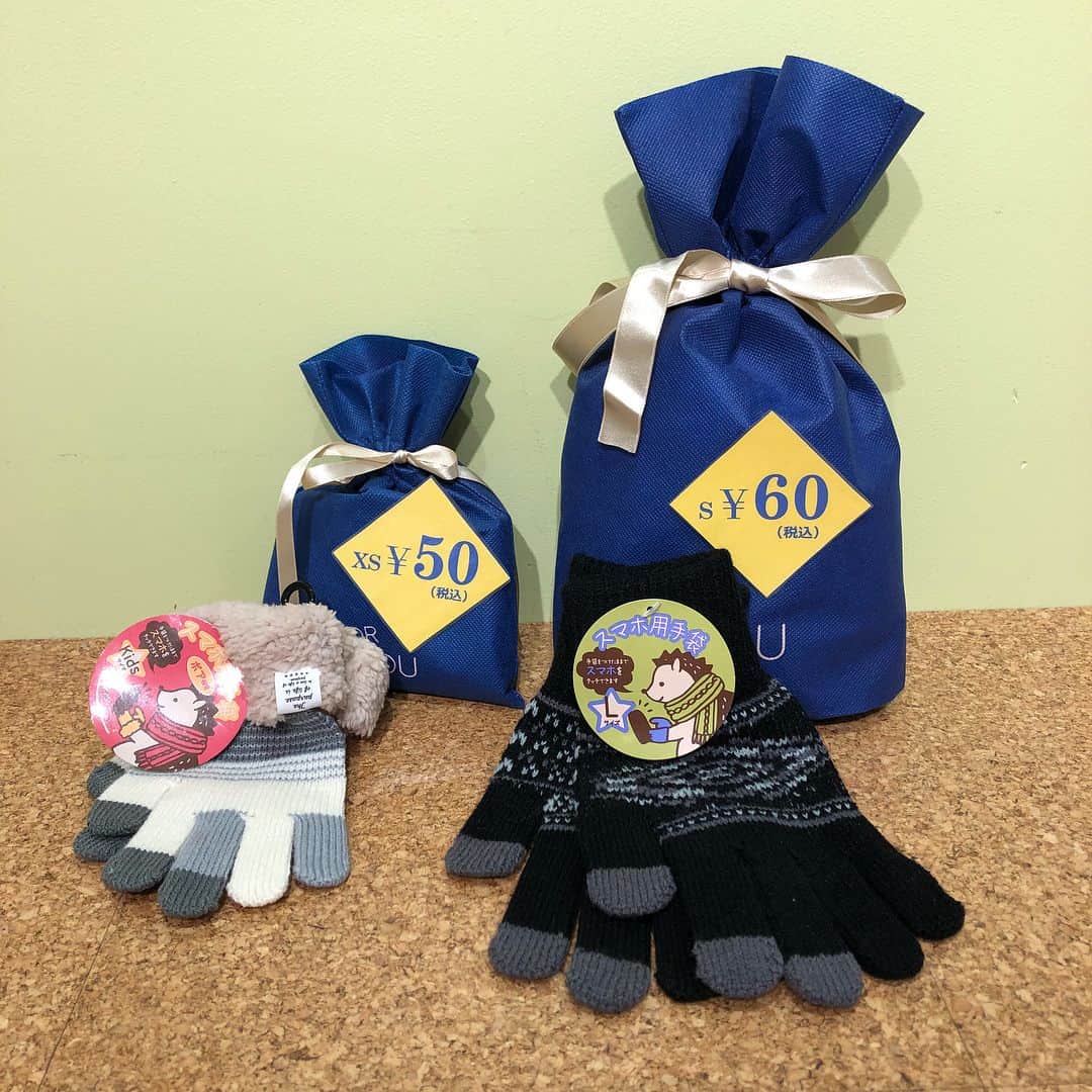 3COINS lN LUMINEさんのインスタグラム写真 - (3COINS lN LUMINEInstagram)「防寒対策アイテムはお揃いですか？ これからの季節に欠かせないスマートフォン対応手袋のご紹介です！ 3COINSなら¥300+taxであったかくなれます(o'ω'o) サイズはM.L.キッズサイズでご用意しております！ プレゼントにもいかがですか？ ギフトバッグの販売も行っております🎀 ※ラッピング包装は承っておりません。ご了承下さいませ。 ぜひルミネ横浜店でごらんくださいませ(o'ω'o) . #スリーコインズ #ルミネ横浜 #手袋 #スマホ対応 #あったか」12月21日 20時57分 - 3coins.in.lumine